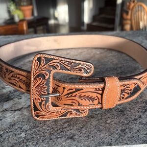 Women’s Stockyards Tooled Leather Belt. Natural and Black. Sz 34. EUC